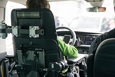 Eine zusätzliche Rückenlehne für PARAVAN Fahrzeugumbauten, die im Auto montiert werden kann und für mehr Stabilität und Sicherheit beim Autofahren sorgt.