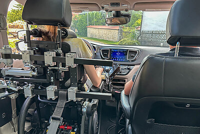 Perfekt gesichert auf der Fahrerseite mit der elektrischen Kopf- und Rückenstütze der Paravan GmbH