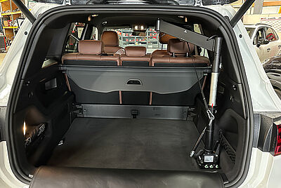 Blick in den offenen Kofferraum eines Mercedes GLB. Dieser hat rechts eine Verladehilfe mit Seilzug für einen Rollstuhl, zum be- und entladen.