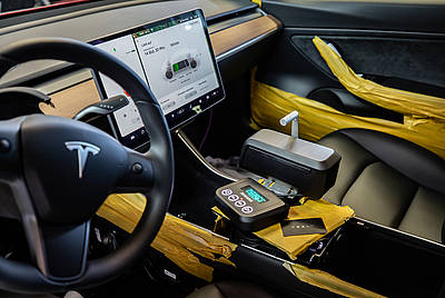 Paravan News E Mobilität umgebauter Tesla 3 Innenausstattung