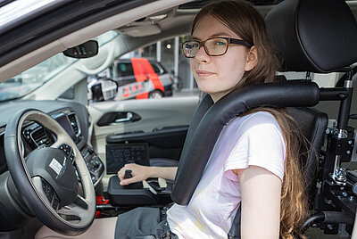 Jana am Steuer ihres neuen Chrysler Pacifica.