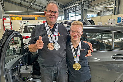 Josia Topf, der selbstbewusst vor einem PARAVAN Fahrzeug sitzt – Symbol für selbstbestimmte Mobilität.