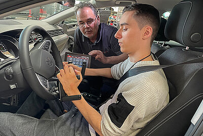 Fahrschultraining für Menschen mit Tetraplegie – Fahrer lernt Autofahren mit Joystick und digitalen Fahrhilfen.