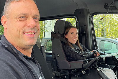 Eine Besucherin nutzt das Angebot für eine kostenlose Probefahrt im Paravan-Fahrschulfahrzeug