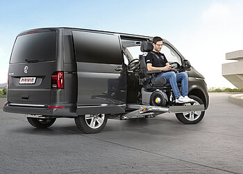 Fahrzeugumbau für Menschen mit Einschränkung Volkswagen T6.1 Lift für Menschen im Rollstuhl Elektro-Rolli, Mensch in Rollstuhl