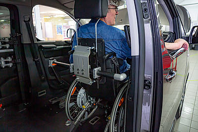 Paravan Kopf- und Rückenstütze Sicherung Rollstuhlfahrer Fahrzeug Beifahrer von hinten