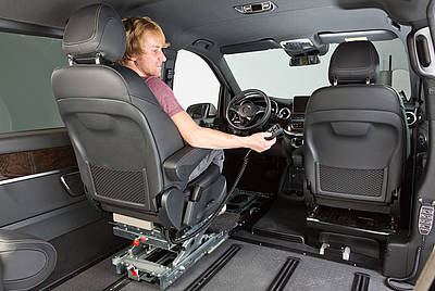 Behindertengerechter Fahrzeugumbau Paravan MB V-Klasse leichtes umsitzen innerhalb Auto mit Transferkonsole