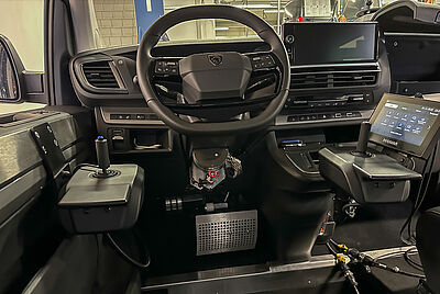 Fahrzeugcockpit mit Joystick-Steuerung und digitalem Drive-by-Wire System von PARAVAN für barrierefreies Autofahren.