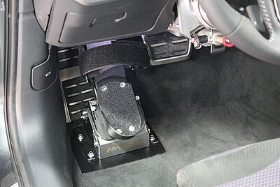 PARAVAN Fußlenkung im Fahrzeug – technische Fahrhilfe für Menschen mit Armbehinderung oder ohne Arme.