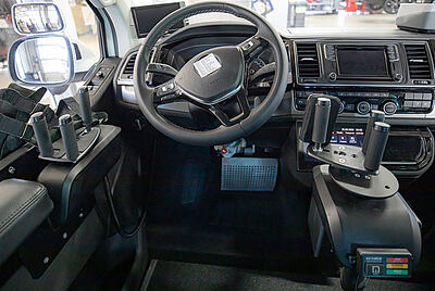 Fahrzeugsteuerung mit Joystick und Spezialsteuerung für Menschen mit Tetraplegie – PARAVAN Drive-by-Wire System.