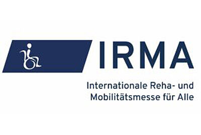 Messebanner der Irma. Ein dunkelblau, weißer Messebanner mit Informationen: Links weises Rollstuhl Icon auf blauem Hintergrund. Rechts groß IRMA und darunter "Internationale Reha- und Mobilitätsmesse für Alle".