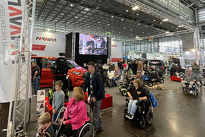 Trubel vor dem Paravan Messestand in Düsseldorf 2024