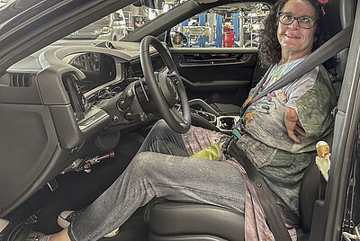 Frau mit Armamputation fährt Auto dank PARAVAN Fahrhilfen – barrierefreies Autofahren mit individuell angepasster Fahrzeugtechnik.