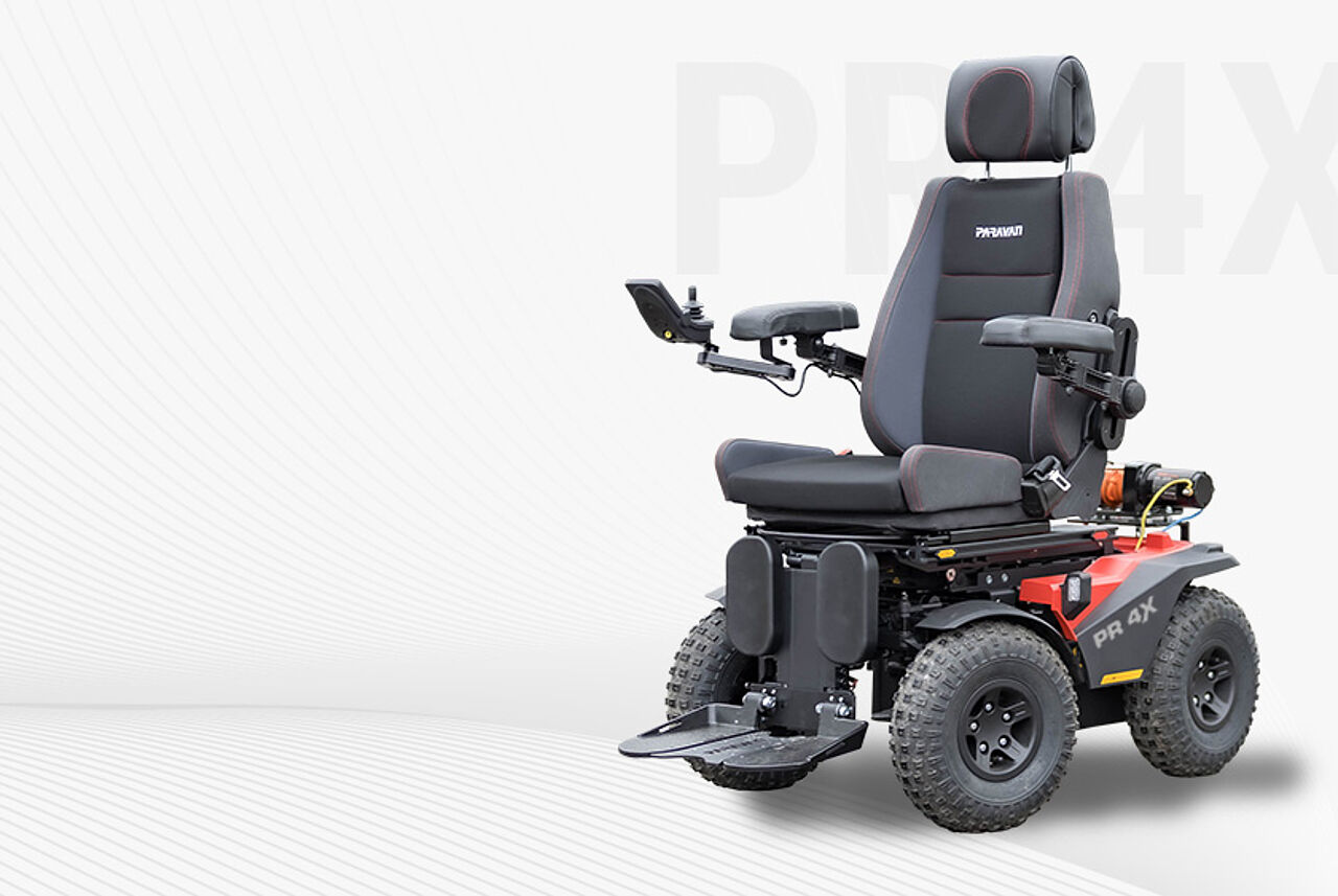 Futuristisch anmutender Allrad-Elektrorollstuhl PR 4X in Camouflage-Design für Menschen mit körperlichen Einschränkungen auch in unwegsamen Gelände. 