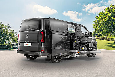 Ein Detailbilde des Hecks eines VW New Caravellen Autos bei dem man schön die Caravellen Beschriftung sieht und im Kennzeichenhalter ein Paravan Logo sieht. Es scheint die Sonne wodurch sich ein Gebäude im Auto spiegelt.