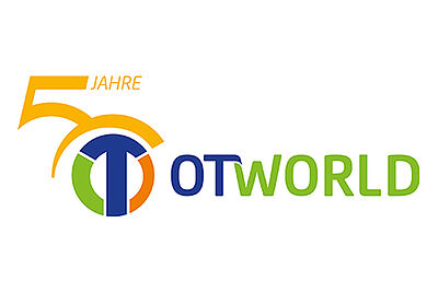 Messebanner der OT World. Farblich gehalten in gelb, grün, blau und orange. Es ist abgebildet 50 Jahre OT World.