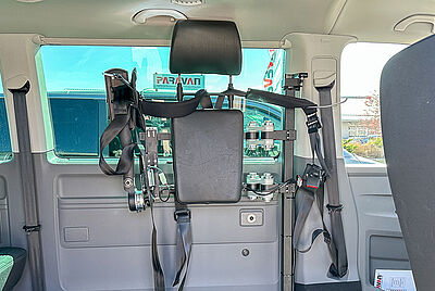 Kopf- und Schulterstützsystem im Fahrzeug für Fahrer mit Tetraplegie – individuelle Sitz- und Stabilisierungslösung.