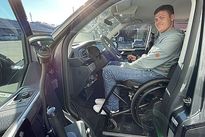 Mann mit Tetraplegie fährt Auto direkt aus dem Rollstuhl – barrierefreier Fahrzeugumbau mit PARAVAN Fahrhilfen.