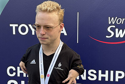 Ein junger Mann testet den umgebauten Fahrersitz im PARAVAN Showroom – erste Schritte in die mobile Freiheit.