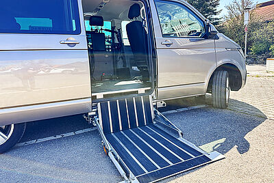 Elektrischer Kassettenlift an einem barrierefrei umgebauten Fahrzeug – Einstiegshilfe für Menschen mit Tetraplegie.