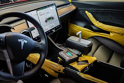 Paravan Drive-by-Wire System Space Drive in einem Tesla 3