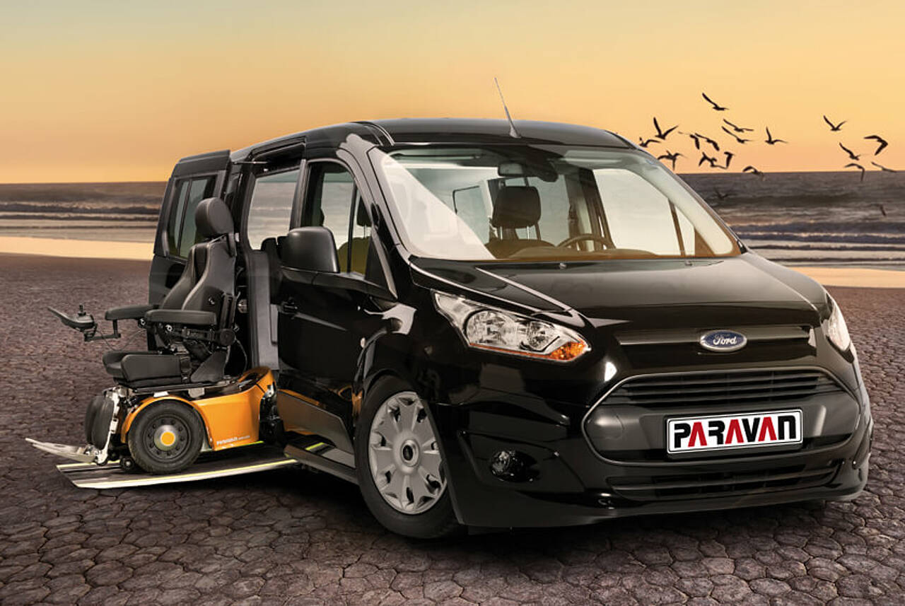  Behindertengerechter Fahrzeugumbau des Paravan Ford Tourneo Connect mit elektrischer Unterflurrampe, Bodentieferlegung und Elektrorollstuhl