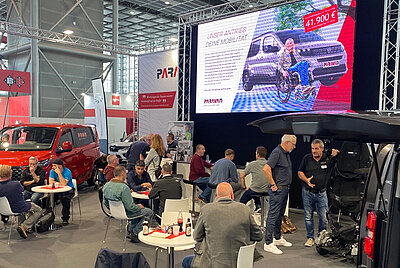 Blick auf die große LED auf dem Paravan Messestand 2024 