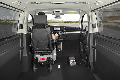 Fahrzeug für Menschen mit Behinderung VW T6.1 Umbau für Behinderte Personen großer Innenraum Rollstuhlbefestigung im Auto E-Rollstuhl