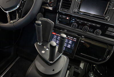 Joystick-Fahrsteuerung im Fahrzeug – barrierefreie Fahrzeugbedienung für Autofahren mit Tetraplegie.