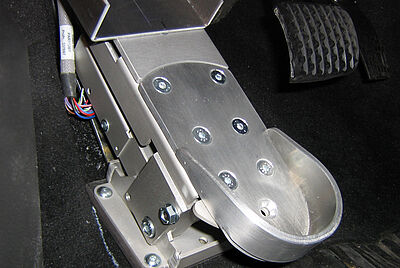 Technische Fußlenkung im Auto – barrierefreie Fahrzeugsteuerung für Autofahren ohne Arme.