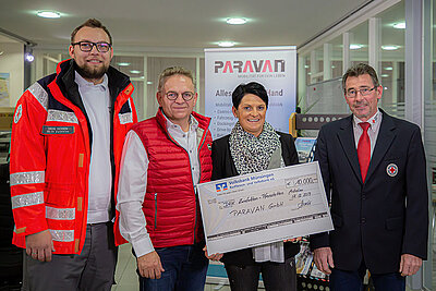Familie Arnold überreicht dem Deutschen Roten Kreuz eine Spende