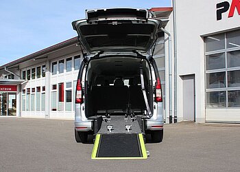VW Caddy behindertengerecht mit Heckausschnitt und Rollstuhlrampe von PARAVAN