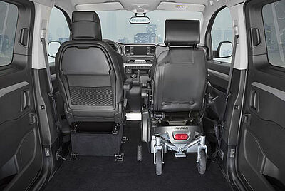 Rollstuhlfahrer-Position im PARAVAN Fahrzeug mit großzügigem Innenraum.