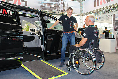 Verkaufsberater auf der Messe Rehacare. 