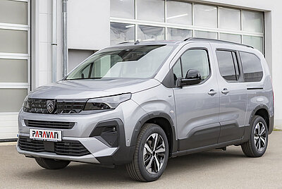 Behindertengerecht umgebauter PARAVAN Peugeot Rifter GT vor einer Werkstatthalle