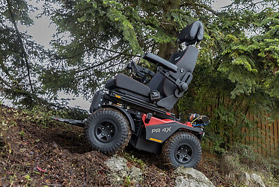 Unser Rollstuhlabteilungsleiter testet den neuen PR 4X Elektrorollstuhl auf dem Firmengelände