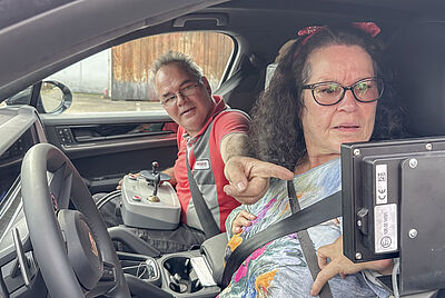 Fahrtraining mit PARAVAN Fahrhilfen – Frau mit Armamputation erhält Einweisung in barrierefreies Autofahren.