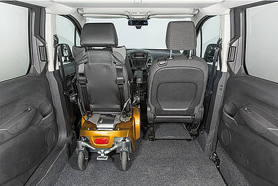 Paravan Behindertengerechter Fahrzeugumbau Ford Tourneo Connect mit Elektrorollstuhl auf der Fahrerseite