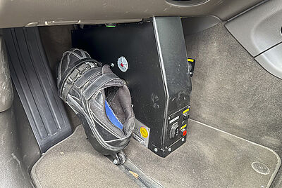 PARAVAN Fußbediengerät im Fahrzeug – individuelle Fahrhilfe für Menschen mit Behinderung