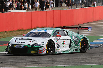 ein Rennauto auf einer Rennstrecke, grün-weiss