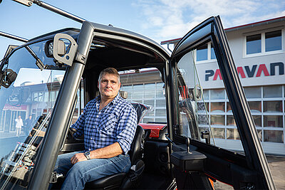 Kunde Hindelang mit seinem von Paravan umgebautem behindertengerechten Gabelstapler