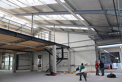 Neugebaute Zwischenhalle Werkstatt Paravan 