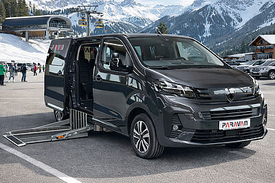 Fahrer mit Handsteuerung am PARAVAN Space Drive System.