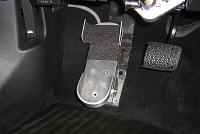 Detailaufnahme der PARAVAN Fußlenkung – Fahrzeugsteuerung für Menschen mit eingeschränkter Armfunktion.