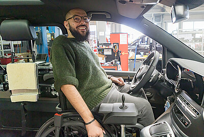 Mit dem Rollstuhl direkt auf den Fahrerplatz im umgebauten Paravan Mietfahrzeug