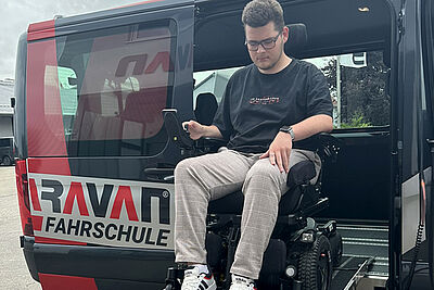 Rollstuhlfahrer nutzt eine Rampe zum Einstieg in ein barrierefrei umgebautes Fahrzeug der PARAVAN Fahrschule.