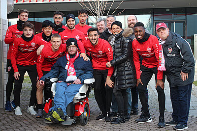 VfB Spieler mit einem Rollstuhlfahrer