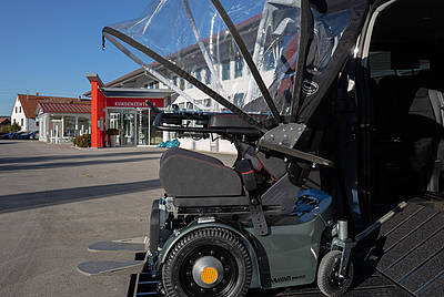 Sonderlösung 0Paravan E-Rollstuhl mit klappbarem Regenschutz