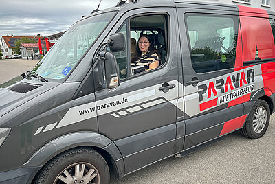 Auch ein großer individuell angepasster Mercedes Sprinter steht im Mietportfolio der Paravan