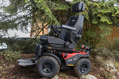 Der PR 4X Elektrorollstuhl auf einem Hochplateau in den Alpen